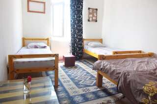 Хостелы Sheni Hostel Тбилиси Четырехместный номер с видом на горы-6
