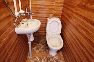 Хостелы Sheni Hostel Тбилиси Двухместный номер с 1 кроватью и собственной ванной комнатой-3