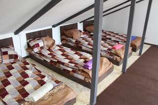 Хостелы Sheni Hostel Тбилиси Односпальная кровать в общем номере для мужчин и женщин-13