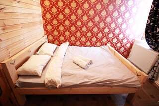 Хостелы Sheni Hostel Тбилиси Трехместный номер с основными удобствами и общей ванной комнатой-2