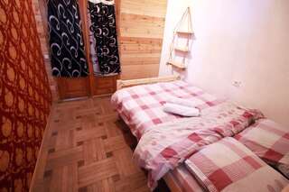 Хостелы Sheni Hostel Тбилиси Двухместный номер с 1 кроватью и общей ванной комнатой-3