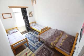 Хостелы Sheni Hostel Тбилиси Четырехместный номер с видом на горы-13